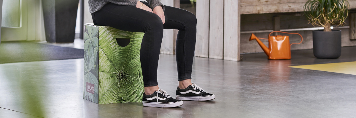 Hocker aus stabiler Wellpappe / POS-Würfel